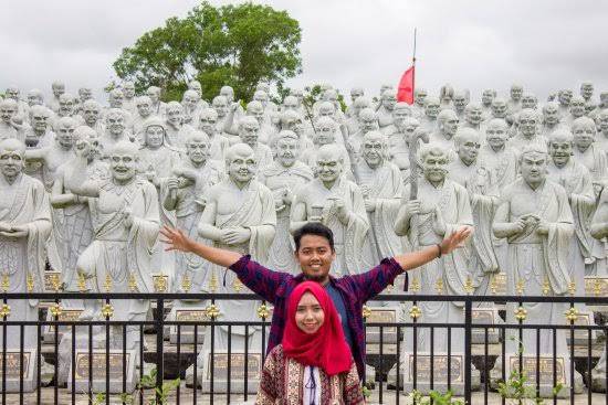 Pengunjung sedang berfoto di Vihara Seribu Wajah Bintan (foto/int)